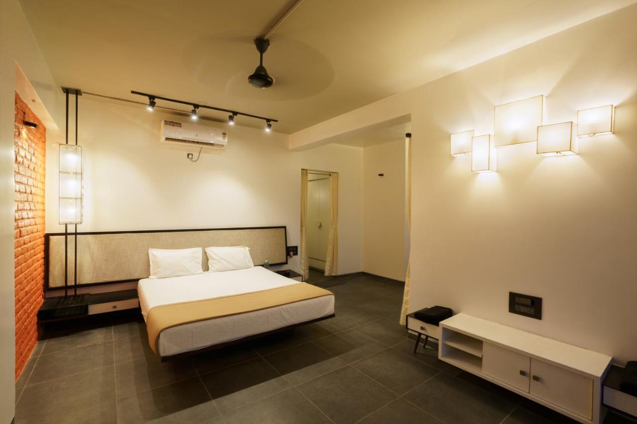 Grey Stone - Lakefront Penthouse Family Rooms Kolhapur Exterior photo